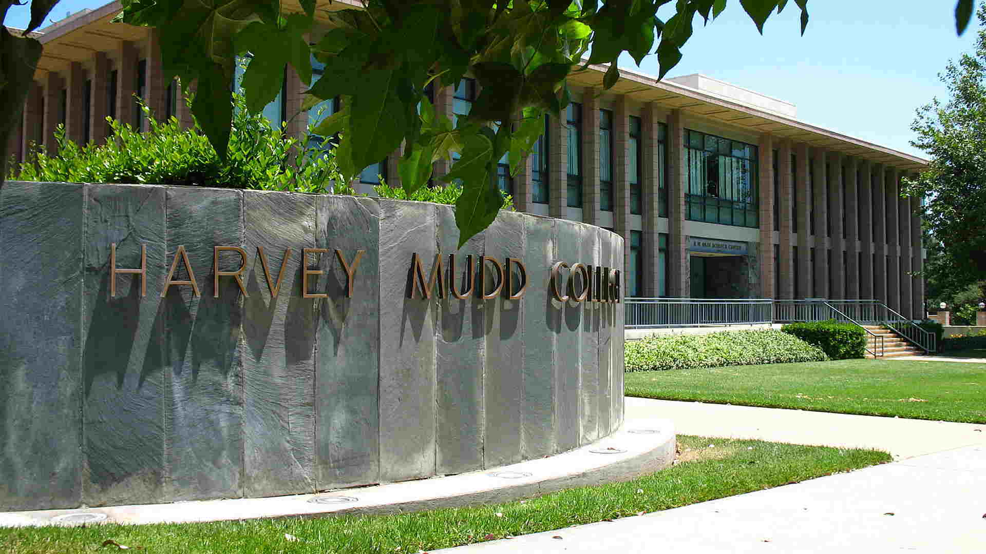 Harvey Mudd College, Dartmouth Avenue Entrance. Image courtesy of Imagine at English Wikipedia (Transferred from en.wikipedia to Commons.) [<a href="http://creativecommons.org/licenses/by/2.5">CC BY 2.5</a>], via Wikimedia Commons.
